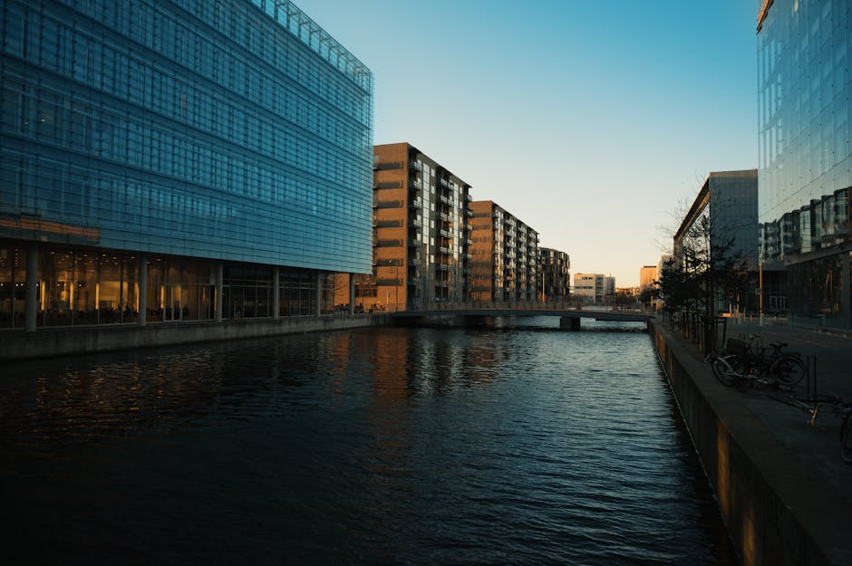 Dansk bylandskab med kanal og moderne arkitektur